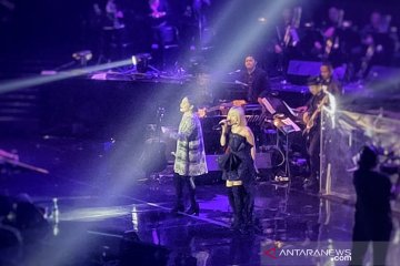 Nagita Slavina dan Rinni Wulandari duet di konser Nicky Astria