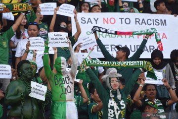 Tolak rasialisme, penonton sepak bola Indonesia bentangkan poster dukungan untuk warga Papua