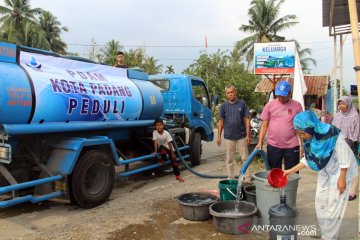 Warga terdampak kekeringan di Padang mendapat bantuan air bersih
