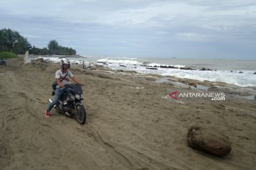 Badan jalan di Aceh Barat tertutup akibat abrasi pantai