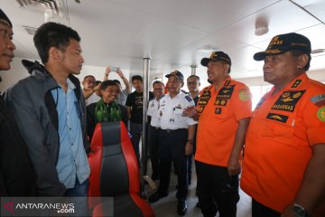 Nelayan Lamongan selamatkan dua penumpang KM Santika yang terbakar