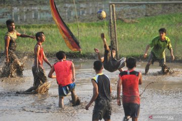 Atraksi sepak bola lumpur