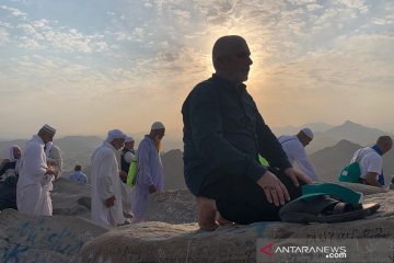 Salat dan berdoa di Puncak Jabal Nur