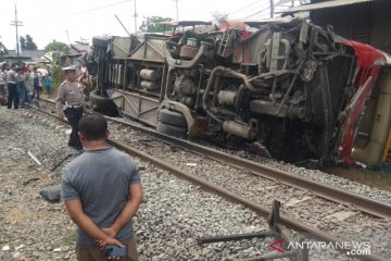 Bus Agra Mas terbalik dihantam kereta di Karawang