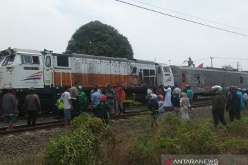 Perjalanan kereta terganggu akibat kecelakaan kereta-bus