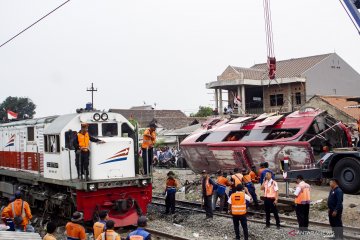 KA Argo Parahyangan terjang bus di Karawang