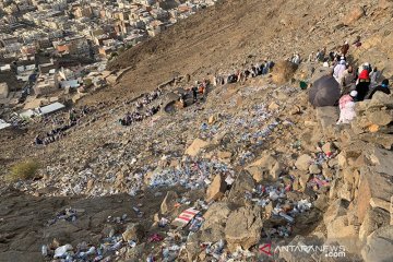 Sampah di Puncak Jabal Nur