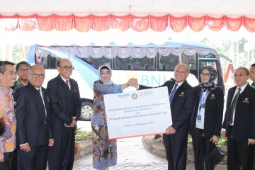 Penyerahan sebuah bus dari Bank BNI kepada Universitas Pancasila