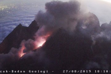 Gunung Merapi mengeluarkan awan panas guguran sejauh 2.000 meter