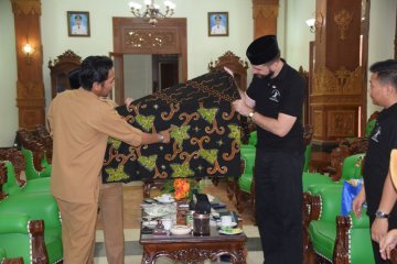 Bupati kenalkan batik khas Kabupaten Madiun ke perwakilan Konjen AS