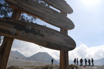 Pemasangan rambu tiga bahasa bagi wisatawan di Bromo