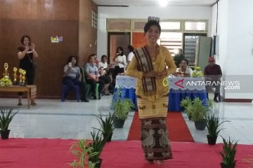 Puluhan lansia ikut lomba peragaan busana di Kupang