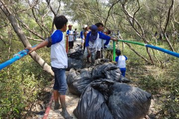 "Coastal clean up" ekowisata mangrove Muaragembong Bekasi