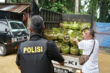 Kepolisian gerebek gudang pengoplosan elpiji 3 kg di Langkat
