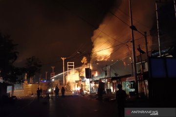 Sejumlah bangunan terbakar saat unjuk rasa di Jayapura
