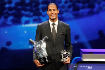 Virgil van Dijk sabet gelar Pemain Terbaik Eropa