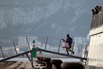 Migran yang terombang ambing tiga pekan di laut tiba di Spanyol