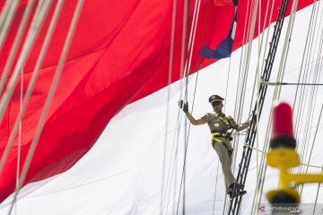 KRI Bima Suci ikuti Parade Roll di Busan