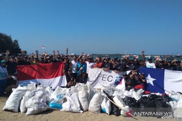 Masyarakat Bali dan kru kapal angkatan laut Chili bersih-bersih pantai