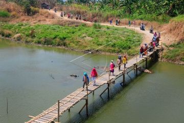Jembatan kayu penghubung desa
