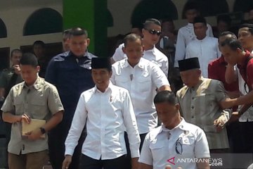 Jokowi shalat Jumat di Masjid An Nuur Magelang