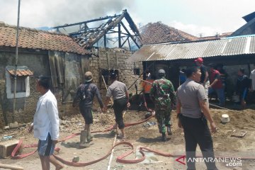 Delapan rumah terbakar diduga akibat arus pendek