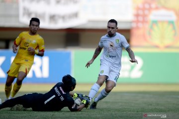 Kiper Bhayangkara FC latihan di hutan selama penangguhan kompetisi