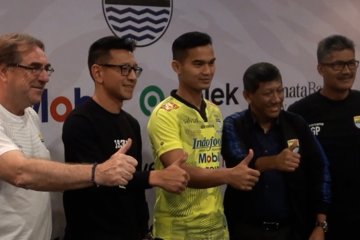 Dhika Bhayangkara resmi berseragam Persib Bandung