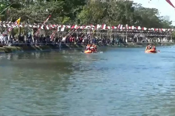 Lomba dayung perahu karet meriahkan 74 tahun Kemerdekaan RI