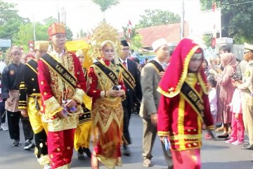 Pawai Alegoris di Sumbar kompak kenakan pakaian adat