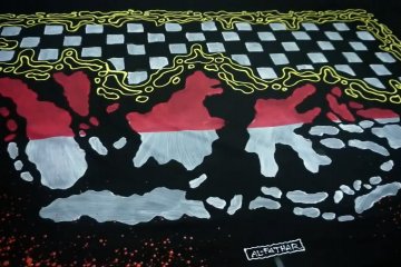 Sarung batik lukis motif peta Indonesia