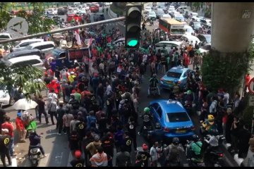 Ribuan pengemudi ojek daring demo kantor Gojek