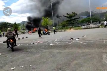 Massa rusak Bandara DEO dan bakar Lapas Sorong