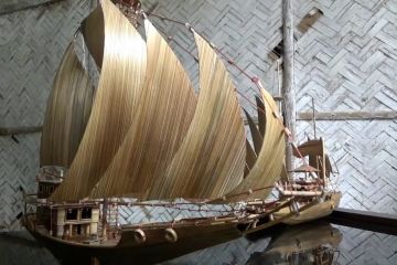 Kerajinan miniatur kapal dari bambu bekas