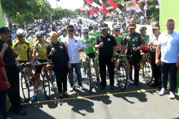 Ratusan pembalap Tour de Indonesia ikuti start etape kedua di Madiun
