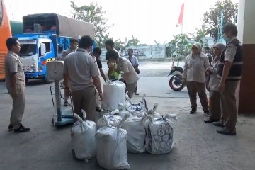 BKP Cilegon amankan madu hutan & ratusan burung ilegal