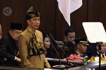 Pakaian adat Suku Sasak permanis penampilan Jokowi
