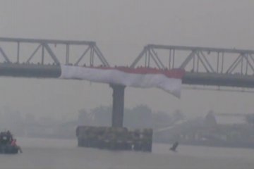 Pembentangan bendera raksasa di tengah sungai terpanjang di Indonesia