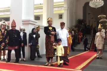 Upacara bendera, Presiden dan cucunya kenakan busana adat Bali