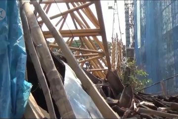 Crane pembangunan Unej patah, timpa 3 rumah