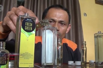 Petani Batang olah daun serai menjadi minyak herbal berkhasiat