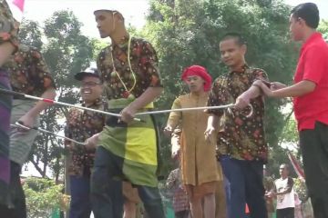 Saat penyandang tuna netra ikuti lomba baris meriahkan HUT RI