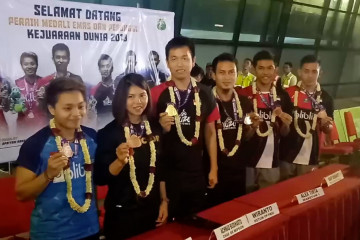 Juara dunia Ahsan/Hendra disambut kalungan bunga