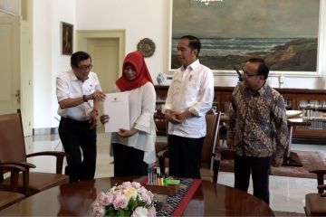 Bertemu presiden, Baiq Nuril terima salinan amnesti