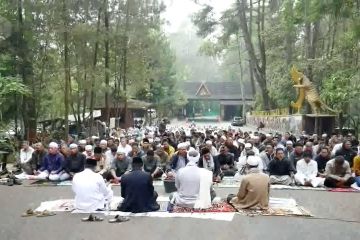 Ratusan warga doa bersama di kaki Gunung Tangkuban Parahu