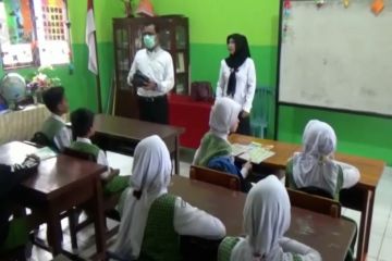 Sekolah bagikan masker gratis