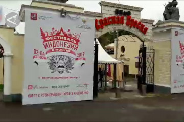 Warga Rusia antusias belajar membatik di Festival Indonesia di Moskow