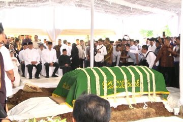 Ibunda SBY dimakamkan di TPU Tanah Kusir