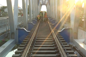 KAI stop perjalanan kereta karena ganti jembatan