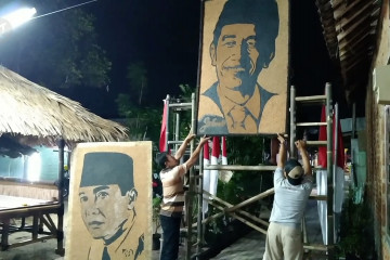 Kreasi lukisan wajah presiden dari serbuk gergaji